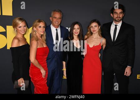 LOS ANGELES, KALIFORNIEN - JANUAR 30: (L-R) Cat Young, Cheryl Hines, Robert F. Kennedy Jr., Giulia Be und Conor Kennedy nehmen an der Premiere der Staffel 12 Teil Stockfoto
