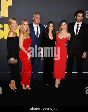 LOS ANGELES, KALIFORNIEN - JANUAR 30: (L-R) Cat Young, Cheryl Hines, Robert F. Kennedy Jr., Giulia Be und Conor Kennedy nehmen an der Premiere der Staffel 12 Teil Stockfoto