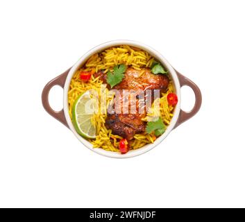 Schüssel mit traditionellem Huhn Biryani isoliert auf weißem Hintergrund Stockfoto