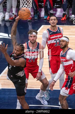 Washington, USA. Januar 31, 2024. WASHINGTON, DC – JANUAR 31: Kawhi Leonard (2) kontrolliert am 31. Januar 2024 in der Capital One Arena in Washington, DC, einen Rückprall aus dem Gleichgewicht, während eines NBA-Spiels zwischen den Washington Wizards und den Los Angeles Clippers. (Foto: Tony Quinn/SipaUSA) Credit: SIPA USA/Alamy Live News Stockfoto