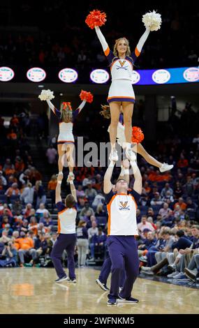 Charlottesville, VA, USA. Januar 31, 2024. UVA Cheerleader treten während eines NCAA Männer Basketballspiels zwischen den Notre Dame Fighting Irish und den University of Virginia Cavaliers in der John Paul Jones Arena in Charlottesville, VA, auf. Justin Cooper/CSM/Alamy Live News Stockfoto