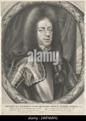 Portret van Hendrik Casimir 2, Graaf van Nassau-Dietz, Peter Aeneas, 1675–1699 Druck Porträt von Hendrik Casimir II. In einem Oval von Lauwerbladen mit Randschrift. Am unteren Rand befinden sich Name, Titel und zwei Spalten mit jeweils zwei Zeilen lateinischem Text. Papier aus den nördlichen Niederlanden Stockfoto