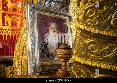 Chiang Rai, Thailand. Januar 2024. Ein Porträt des thailändischen Künstlers Thawan Duchanee im Schwarzen Haus. Das „Baan Dam Museum“, auch bekannt als „Schwarzes Haus“ und oft auch als „Schwarzer Tempel“ bezeichnet, ist kein echter Tempel, sondern eher ein Kunstmuseum und Atelier mit verschiedenen Kunstwerken. Das „Schwarze Haus“ ist auch die weltweit größte Sammlung von Tierresten, die zu Möbeln gemacht wurden. Es wurde von dem berühmten thailändischen Künstler Thawan Duchanee entworfen, der traditionelle nordthailändische Gebäude mit unkonventioneller und zeitgenössischer Architektur kombiniert. (Kreditbild: © Guillaume Payen/SOPA Image Stockfoto