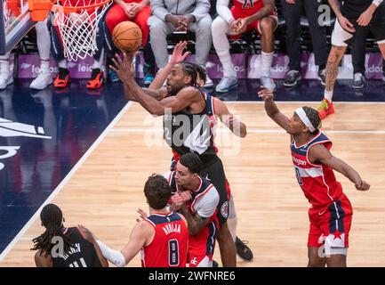 Washington, USA. Januar 31, 2024. WASHINGTON, DC – JANUAR 31: LA Clippers stürzt Kawhi Leonard (2) in einem NBA-Spiel zwischen den Washington Wizards und den Los Angeles Clippers am 31. Januar 2024 in der Capital One Arena in Washington, DC. (Foto: Tony Quinn/SipaUSA) Credit: SIPA USA/Alamy Live News Stockfoto