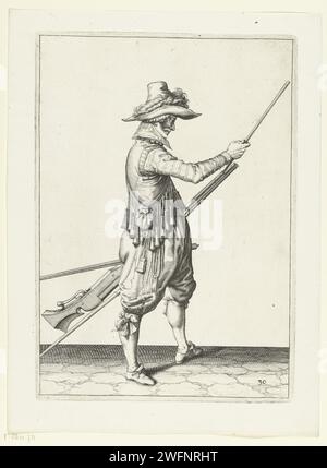 Soldat, der seinen Käse im Halter unter der Muskete gleitet, Jacques de Gheyn (II) (Werkstatt oder), nachdem Jacques de Gheyn (II), 1597 - 1607 Einen Soldaten drucken, rechts, rechts, wer eine Muskete (eine bestimmte Art von Schusswaffe) mit der linken Hand am linken Oberschenkel und mit der rechten Hand hält, schiebt den Ladestab in die Halterung. In seiner linken Hand neben der Muskete, aber auch eine Furke (Muskettengabel). Dieser Druck ist Teil der Serie von 43 nummerierten Drucken von Musketieren aus der Arms Handling. Niederlande Papiergravurmanöver  militärische Ausbildung. Schusswaffen: Gewehr Stockfoto