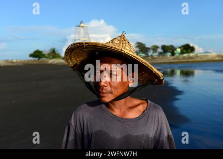 Porträt eines arkanesischen Fischers, aufgenommen am Strand in Sittwer, Rakhine State, Myanmar. Stockfoto