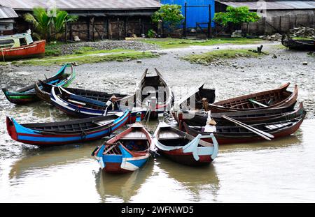 Boote am Ufer des Flusses in Mrauk U, Rakhine, Myanmar. Stockfoto