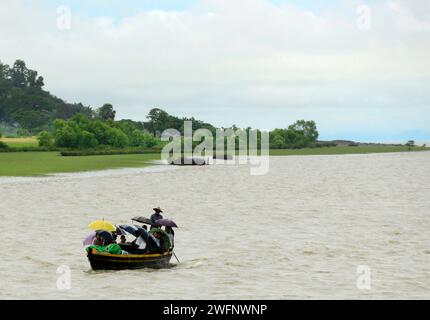 Heftige Monsunregen entlang des Kaladan-Flusses im Bundesstaat Rakhine in West-Myanmar. Stockfoto