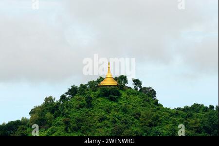 Eine goldene Stupa auf einem Hügel am Kaladan-Fluss in der Nähe von Mrauk U, Myanmar. Stockfoto