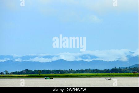 Nebelberge nach einem regnerischen Morgen vom Kaladan River im Rakhine State in West-Myanmar aus gesehen. Stockfoto