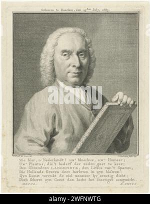 Porträt von Pieter Langendijk, Jacob Houbraken, nach Cornelis Pronk, 1751 Druck Porträt rechts von Pieter Langendijk mit einem Buch in der Hand. Unter dem Porträt eine sechszeilige Strophe auf Niederländisch. Oben stehen Geburtsdaten in einer Regel in Niederländisch. Amsterdamer Papierstich Stockfoto