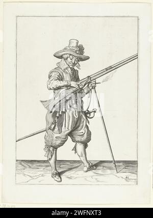 Soldat auf der Wache, der seinen Docht auf den Hahn seiner Muskete drückt, Jacques de Gheyn (II) (Werkstatt von), nachdem Jacques de Gheyn (II), 1597 - 1607 Einen Soldaten auf der Wache drucken, rechts, rechts, der eine Muskete (eine bestimmte Art von Schusswaffe) mit der linken Hand an der Gabel der Furket (Muskettengabel) hält, auf der sich die Schlaufe befindet. Mit der rechten Hand drückt er einen brennenden Docht auf den Haan (Teil des Entzündungsmechanismus) seiner Muskete. Dieser Druck ist Teil der Serie von 43 nummerierten Drucken von Musketieren aus der Arms Handling. Niederlande Papiergravurmanöver  militärische Ausbildung. Fjord Stockfoto