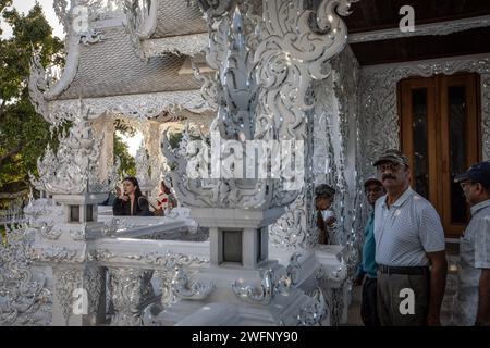 Chiang Rai, Thailand. Januar 2024. Touristen, die den Weißen Tempel besuchen. Der „Wat Rong Khun“, bekannt als „Weißer Tempel“, wurde vom berühmten thailändischen Künstler Chalermchai Kositpipat entworfen und gebaut und 1997 für Besucher geöffnet. Der Tempel zieht täglich eine große Anzahl von Besuchern an, sowohl Einheimische als auch Touristen, was ihn zur Nummer 1 in Chiang Rai, Nordthailand, macht. (Foto: Guillaume Payen/SOPA Images/SIPA USA) Credit: SIPA USA/Alamy Live News Stockfoto