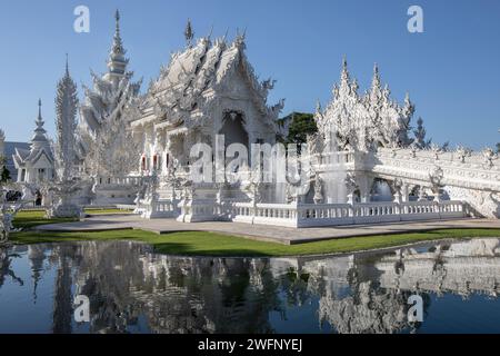 Chiang Rai, Thailand. Januar 2024. Ein allgemeiner Blick auf den Weißen Tempel. Der „Wat Rong Khun“, bekannt als „Weißer Tempel“, wurde vom berühmten thailändischen Künstler Chalermchai Kositpipat entworfen und gebaut und 1997 für Besucher geöffnet. Der Tempel zieht täglich eine große Anzahl von Besuchern an, sowohl Einheimische als auch Touristen, was ihn zur Nummer 1 in Chiang Rai, Nordthailand, macht. (Foto: Guillaume Payen/SOPA Images/SIPA USA) Credit: SIPA USA/Alamy Live News Stockfoto