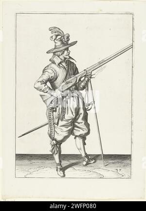 Soldat auf der Wache hält seine Muskete auf der rechten Seite nach oben gekippt, sein Finger auf dem Traktor, Jacques de Gheyn (II) (Werkstatt von), nachdem Jacques de Gheyn (II), 1597–1607 Einen Soldaten auf der Wache drucken, rechts, rechts, mit einer Muskete (eine bestimmte Art von Schusswaffe) auf der rechten Seite, mit dem rechten Finger auf dem Traktor, mit der linken Hand um die Gabel der Furket (Muskettengabel), auf der die Schlaufe nach oben geneigt ist, Frieden. In seiner linken Hand auch ein brennender Docht. Dieser Druck ist Teil der Serie von 43 nummerierten Drucken von Musketieren aus der Arms Handling. Niederlande Papiergravur manoeu Stockfoto