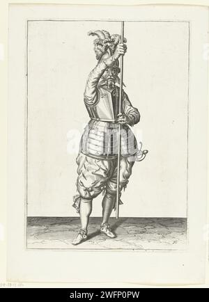 Soldat, von vorne gesehen, mit beiden Händen aufrecht vor ihm, etwas über dem Boden, Jacques de Gheyn (II) (Werkstatt), nachdem Jacques de Gheyn (II), 1597 - 1607 Einen Soldaten drucken, zurück, der einen Spieß (Lanze) mit beiden Händen aufrecht vor sich hält, leicht über dem Boden. Dies ist die zweite Aktion, um die Schieflage auf dem Boden zu platzieren. Dieser Druck ist Teil der Serie von 32 nummerierten Abzügen von Spießen aus der Arms Handling. Niederlande Papiergravurmanöver  militärische Ausbildung. Kriegsführung; militärische Angelegenheiten (+ Söldnertruppen, z. B.: Lansquenets). Helved Stockfoto