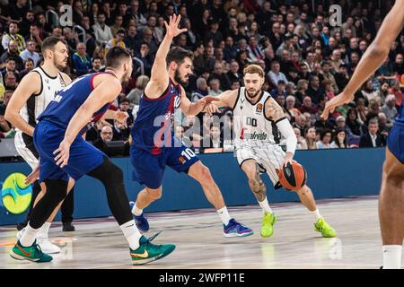 Barcelona, Spanien. Januar 31, 2024. Nikola Kalini? L) von F.C Barcelona und Isaia Cordinier (R) von Virtus Segafredo Bologna, die während des regulären Saisonspiels der Turkish Airlines EuroLeague in der 24. Runde zwischen Barcelona und Virtus Bologna in Palau Blaugrana im Einsatz waren. Endergebnis; Barcelona 84:57 Virtus Bologna. (Foto: Marti Segura Ramoneda/SOPA Images/SIPA USA) Credit: SIPA USA/Alamy Live News Stockfoto