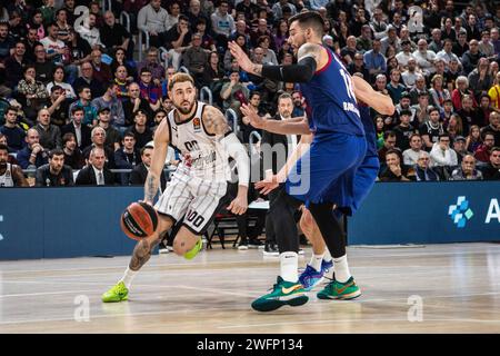 Barcelona, Spanien. Januar 31, 2024. Isaia Cordinier (L) von Virtus Segafredo Bologna und Willy Hernangomez (R) vom FC Barcelona wurden während des regulären Saisonspiels der Turkish Airlines EuroLeague in der Runde 24 zwischen Barcelona und Virtus Bologna im Palau Blaugrana im Einsatz gesehen. Endergebnis; Barcelona 84:57 Virtus Bologna. (Foto: Marti Segura Ramoneda/SOPA Images/SIPA USA) Credit: SIPA USA/Alamy Live News Stockfoto