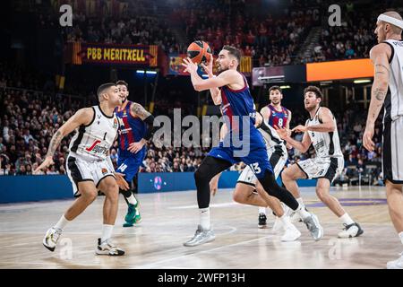 Barcelona, Spanien. Januar 31, 2024. Gabriel Lundberg (L) von Virtus Segafredo Bologna und Tomas Satoranksky (R) vom FC Barcelona wurden während der regulären Saison der Turkish Airlines EuroLeague in der Runde 24 zwischen Barcelona und Virtus Bologna im Palau Blaugrana im Einsatz gesehen. Endergebnis; Barcelona 84:57 Virtus Bologna. (Foto: Marti Segura Ramoneda/SOPA Images/SIPA USA) Credit: SIPA USA/Alamy Live News Stockfoto