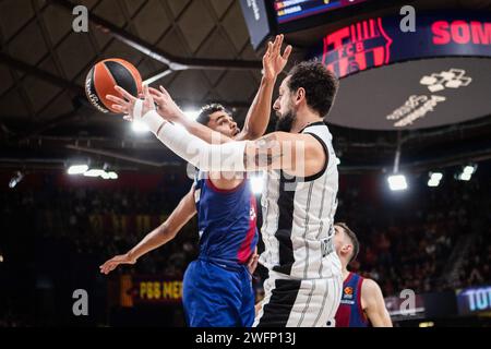 Barcelona, Spanien. Januar 31, 2024. Oscar da Silva (L) vom FC Barcelona und Marco Belinelli (R) von Virtus Segafredo Bologna, die während des regulären Saisonspiels der Turkish Airlines EuroLeague in der 24. Runde zwischen Barcelona und Virtus Bologna im Palau Blaugrana im Einsatz waren. Endergebnis; Barcelona 84:57 Virtus Bologna. (Foto: Marti Segura Ramoneda/SOPA Images/SIPA USA) Credit: SIPA USA/Alamy Live News Stockfoto