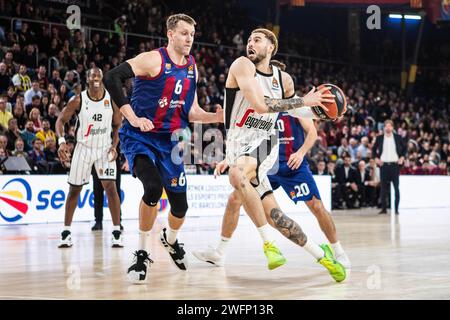 Barcelona, Spanien. Januar 31, 2024. Jan Vesely (L) vom FC Barcelona und Isaia Cordinier (R) von Virtus Segafredo Bologna, die während des regulären Saisonspiels der Turkish Airlines EuroLeague in der 24. Runde zwischen Barcelona und Virtus Bologna im Palau Blaugrana im Einsatz waren. Endergebnis; Barcelona 84:57 Virtus Bologna. (Foto: Marti Segura Ramoneda/SOPA Images/SIPA USA) Credit: SIPA USA/Alamy Live News Stockfoto