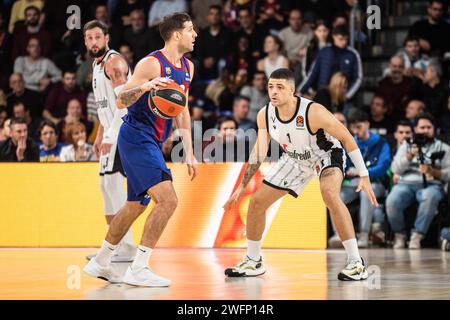 Barcelona, Spanien. Januar 31, 2024. Nicolas Laprovittola (L) vom FC Barcelona und Gabriel Lundberg (R) von Virtus Segafredo Bologna wurden während der regulären Saison der Turkish Airlines EuroLeague in der Runde 24 zwischen Barcelona und Virtus Bologna im Palau Blaugrana im Einsatz gesehen. Endergebnis; Barcelona 84:57 Virtus Bologna. (Foto: Marti Segura Ramoneda/SOPA Images/SIPA USA) Credit: SIPA USA/Alamy Live News Stockfoto