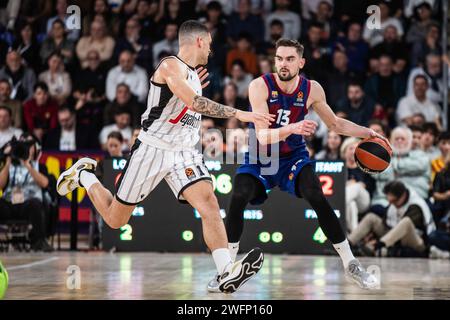 Barcelona, Spanien. Januar 31, 2024. Gabriel Lundberg (L) von Virtus Segafredo Bologna und Tomas Satoransky (R) vom FC Barcelona wurden während der regulären Saison der Turkish Airlines EuroLeague in der Runde 24 zwischen Barcelona und Virtus Bologna im Palau Blaugrana im Einsatz gesehen. Endergebnis; Barcelona 84:57 Virtus Bologna. Quelle: SOPA Images Limited/Alamy Live News Stockfoto