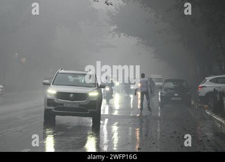 Neu-Delhi, Indien. Januar 31, 2024. NEW DELHI, INDIEN - JANUAR 31: Fahrzeuge bewegen sich bei plötzlichem Regen am 31. Januar 2024 in New Delhi, Indien. (Foto: Arvind Yadav/Hindustan Times/SIPA USA) Credit: SIPA USA/Alamy Live News Stockfoto
