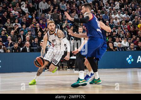 Barcelona, Spanien. Januar 31, 2024. Isaia Cordinier (L) von Virtus Segafredo Bologna und Willy Hernangomez (R) vom FC Barcelona wurden während des regulären Saisonspiels der Turkish Airlines EuroLeague in der Runde 24 zwischen Barcelona und Virtus Bologna im Palau Blaugrana im Einsatz gesehen. Endergebnis; Barcelona 84:57 Virtus Bologna. Quelle: SOPA Images Limited/Alamy Live News Stockfoto