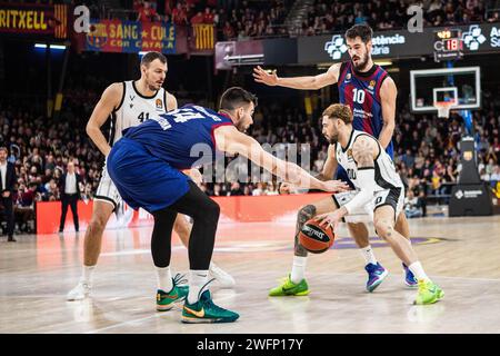 Barcelona, Spanien. Januar 31, 2024. Willy Hernangomez (L) vom FC Barcelona und Isaia Cordinier (R) von Virtus Segafredo Bologna wurden während der regulären Saison der Turkish Airlines EuroLeague in der Runde 24 zwischen Barcelona und Virtus Bologna im Palau Blaugrana gesehen. Endergebnis; Barcelona 84:57 Virtus Bologna. Quelle: SOPA Images Limited/Alamy Live News Stockfoto