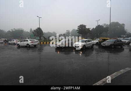 Neu-Delhi, Indien. Januar 31, 2024. NEW DELHI, INDIEN - JANUAR 31: Fahrzeuge bewegen sich bei plötzlichem Regen am 31. Januar 2024 in New Delhi, Indien. (Foto: Arvind Yadav/Hindustan Times/SIPA USA) Credit: SIPA USA/Alamy Live News Stockfoto