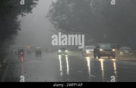 Neu-Delhi, Indien. Januar 31, 2024. NEW DELHI, INDIEN - JANUAR 31: Fahrzeuge bewegen sich bei plötzlichem Regen am 31. Januar 2024 in New Delhi, Indien. (Foto: Arvind Yadav/Hindustan Times/SIPA USA) Credit: SIPA USA/Alamy Live News Stockfoto