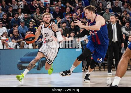 Barcelona, Spanien. Januar 31, 2024. Isaia Cordinier (L) von Virtus Segafredo Bologna und Jan Vesely (R) vom FC Barcelona wurden während des regulären Saisonspiels der Turkish Airlines EuroLeague in der 24. Runde zwischen Barcelona und Virtus Bologna im Palau Blaugrana im Einsatz gesehen. Endergebnis; Barcelona 84:57 Virtus Bologna. Quelle: SOPA Images Limited/Alamy Live News Stockfoto