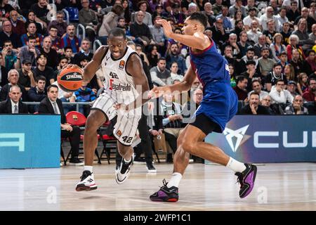 Barcelona, Spanien. Januar 31, 2024. Bryant Dunston (L) von Virtus Segafredo Bologna und Oscar da Silva (R) vom FC Barcelona wurden während des regulären Saisonspiels der Turkish Airlines EuroLeague in der Runde 24 zwischen Barcelona und Virtus Bologna im Palau Blaugrana in Aktion genommen. Endergebnis; Barcelona 84:57 Virtus Bologna. Quelle: SOPA Images Limited/Alamy Live News Stockfoto