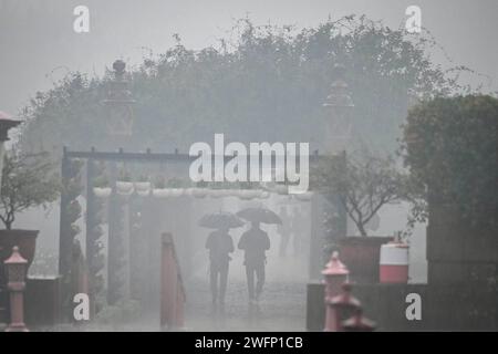 Neu-Delhi, Indien. Januar 31, 2024. NEW DELHI, INDIEN - JANUAR 31: Menschen, die bei starken Regenfällen am 31. Januar 2024 in Rashtrapati Bhawan in New Delhi, Indien, zu sehen waren. (Foto: Sanchit Khanna/Hindustan Times/SIPA USA) Credit: SIPA USA/Alamy Live News Stockfoto
