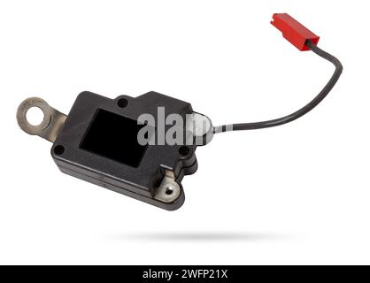 Ein Ersatzteil für ein Kunststoff-Motorsteuergerät in schwarz mit roten Elementen auf weißem isoliertem Hintergrund ist ein Verbindungszentrum von Subsystemen, com Stockfoto