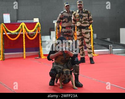 Neu-Delhi, Indien. Januar 31, 2024. NEW DELHI, INDIEN – JANUAR 31: Mitarbeiter der CISF führen eine Übung während der Einweihung des New Metro Museum Model an der U-Bahn-Station Shivaji Park am 31. Januar 2024 in Neu-Delhi durch. (Foto: Sanchit Khanna/Hindustan Times/SIPA USA) Credit: SIPA USA/Alamy Live News Stockfoto