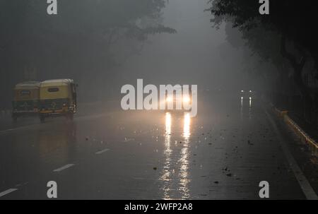 Neu-Delhi, Indien. Januar 31, 2024. NEW DELHI, INDIEN - JANUAR 31: Fahrzeuge bewegen sich bei plötzlichem Regen am 31. Januar 2024 auf der Bhagwan das Road in New Delhi, Indien. (Foto: Arvind Yadav/Hindustan Times/SIPA USA) Credit: SIPA USA/Alamy Live News Stockfoto