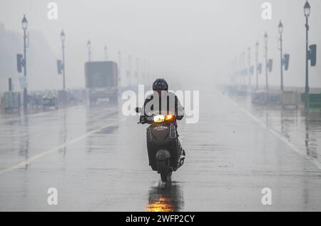 Neu-Delhi, Indien. Januar 31, 2024. NEW DELHI, INDIEN - JANUAR 31: Menschen, die bei starken Regenfällen am Kartavya Path am 31. Januar 2024 in New Delhi, Indien, beobachtet wurden. (Foto: Sanchit Khanna/Hindustan Times/SIPA USA) Credit: SIPA USA/Alamy Live News Stockfoto