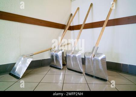 Aluminium-Schneeschaufeln im Gebäude, Nahaufnahme Stockfoto