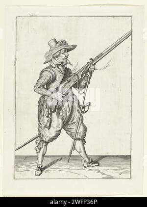 Soldat, der seinen Furket unter seine Muskete legt, Jacques de Gheyn (II) (Werkstatt von), nach Jacques de Gheyn (II), 1597 - 1607 drucken Einen Soldaten, rechts, rechts, der eine Muskete (eine bestimmte Art von Schusswaffe) mit der rechten Hand nach oben gekippt hält, während eine Furket (Muskettengabel) unter die Schlaufe gelegt wird. Dieser Druck ist Teil der Serie von 43 nummerierten Drucken von Musketieren aus der Arms Handling. Niederlande Papiergravurmanöver  militärische Ausbildung. Schusswaffen: Gewehr Stockfoto