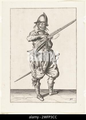 Soldat auf der Wache, der seinen Docht auf den Hahn seines Helms drückt, Jacques de Gheyn (II) (Werkstatt von), nachdem Jacques de Gheyn (II), 1597–1607 Einen Soldaten auf der Wache drucken, vorne, rechts, der mit seiner linken Hand ein Ruder (eine bestimmte Art von Schusswaffe) hält. Mit der rechten Hand drückt er einen brennenden Docht auf den Hahn (Teil des Entzündungsmechanismus) seines Ruders. Es handelt sich also um die gleiche Position wie die, die auf dem siebten Druck der Serie zu sehen ist. Dieser Druck ist Teil der Serie von 42 nummerierten Drucken von Roerschutters aus der Waffenhandhabung. Niederlande Papiergravur m Stockfoto