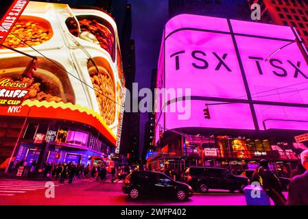 Times Square bei Nacht mit beleuchteten Plakaten Stockfoto