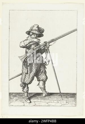 Soldat in Wache mit einer Muskete, die seinen Docht in den Mund bringt, um ihn sauber zu blasen, Jacques de Gheyn (II) (Werkstatt oder), nachdem Jacques de Gheyn (II), 1597 - 1607 Einen Soldaten in Wache drucken, rechts, rechts, der eine Muskete (eine bestimmte Art von Schusswaffe) mit der linken Hand an der Gabel der Furket (Muskettengabel) hält, auf der sich die Schlaufe befindet. Mit seiner rechten Hand bringt er einen brennenden Docht in den Mund, um ihn sauber zu blasen. Dieser Druck ist Teil der Serie von 43 nummerierten Drucken von Musketieren aus der Arms Handling. Niederlande Papiergravurmanöver  militärische Ausbildung. Schusswaffen: Gewehr Stockfoto