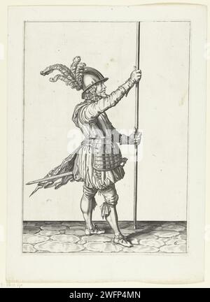 Soldat, nach links gedreht, mit beiden Händen aufrecht vor ihm, etwas über dem Boden, Jacques de Gheyn (II) (Werkstatt von), nachdem Jacques de Gheyn (II), 1597 - 1607 Einen Soldaten drucken, vollständig, rechts, der einen Spieß (Lanze) mit beiden Händen aufrecht vor sich hält, leicht über dem Boden. Dies ist die zweite Aktion für die gerade auf den Boden des Spießes. Dieser Druck ist Teil der Serie von 32 nummerierten Abzügen von Spießen aus der Arms Handling. Niederlande Papiergravurmanöver  militärische Ausbildung. Kriegsführung; militärische Angelegenheiten (+ Söldnertruppen, z. B. Stockfoto