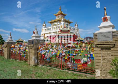 ELISTA, RUSSLAND - 4. JUNI 2023: Am Eingang des Huruls 'Goldene Wohnung von Buddha Shakyamuni'. Elista, Kalmykia, Russland Stockfoto