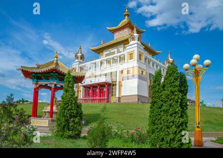 ELISTA, RUSSLAND - 4. JUNI 2023: Auf dem Territorium des Huruls „Goldene Wohnstätte von Buddha Shakyamuni“. Elista, Kalmykia Stockfoto