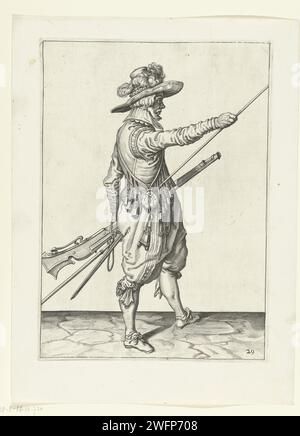 Soldat mit einer Muskete, die seine rechte Hand bis zum Ende seiner Kommode schiebt, Jacques de Gheyn (II) (Werkstatt), nachdem Jacques de Gheyn (II), 1597 - 1607 Einen Soldaten drucken, rechts, der eine Muskete (eine bestimmte Art von Schusswaffe) mit der linken Hand am linken Oberschenkel hält und seine rechte Hand an das Ende seiner Naht bringt, die er gegen seine rechte Seite gestützt hat. In seiner linken Hand neben der Muskete auch ein Docht, links eine Furmeric (Muskettengabel). Dieser Druck ist Teil der Serie von 43 nummerierten Drucken von Musketieren aus der Arms Handling. Niederlande Papiergravur manoe Stockfoto