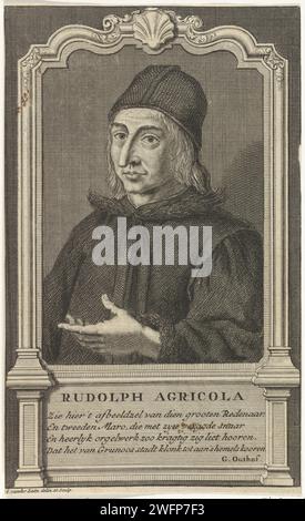 Porträt Rudolf van Agricola, Adolf van der Laan, 1694–1755 Druck Porträt-Büste links von Rudolf van Agricola, Kirchenreformer und lateinischer Linguist, mit Kopfbedeckung. Um einen Zierrahmen, unter dem Porträt der Name des Dargestellten und eine vierzeilige niederländische Strophe. Papierätzung/Gravur Stockfoto