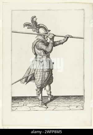 Soldat, der seine Spieße mit beiden Händen horizontal über seiner rechten Schulter hebt, Jacques de Gheyn (II) (Werkstatt von), nachdem Jacques de Gheyn (II), 1597–1607 Einen Soldaten drucken, nachdem, rechts, der einen Spieß (Lanze) mit beiden Händen horizontal über seiner rechten Schulter hebt. Dieser Druck ist Teil der Serie von 32 nummerierten Abzügen von Spießen aus der Arms Handling. Niederlande Papiergravurmanöver  militärische Ausbildung. Kriegsführung; militärische Angelegenheiten (+ Söldnertruppen, z. B.: Lansquenets). Helved-Waffen, Polearms (zum Schlagen, Hacken, Schieben): lance Stockfoto